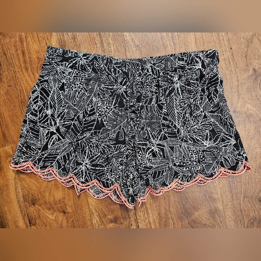 MOSSIMO black and white leaves w/ pink fringe shorts sz m